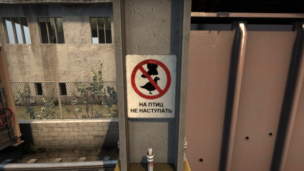 Uma placa em russo no mapa Train pede para que jogadores não pisem nos pássaros em referência a um antigo bug do game — Foto: Reprodução/CS:GO