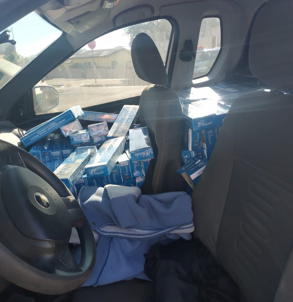 Caminhonete estava carregada com 15 mil maÃ§os de cigarros â Foto: DivulgaÃ§Ã£o/PMPR