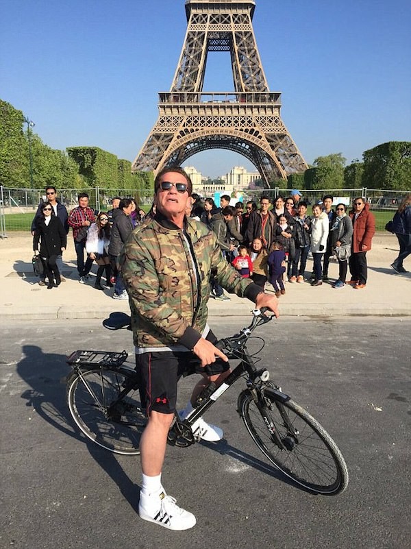 O ator Arnold Schwarzenegger invandindo a foto de um grupo de turistas em Paris (Foto: Reprodução)