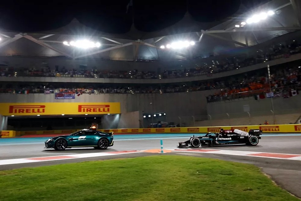 Safety car lidera Lewis Hamilton nas voltas finais do GP de Abu Dhabi no último domingo — Foto: Reprodução