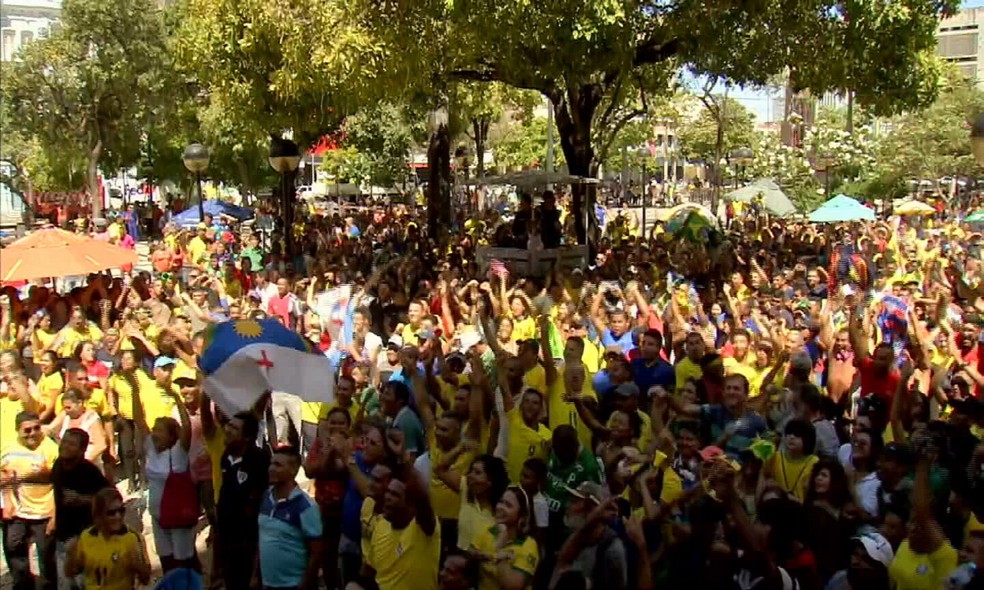 Torcida comemora o segundo gol do Brasil na Praça do Ferreira em Fortaleza. (Foto: Reprodução/TV Verdes Mares)