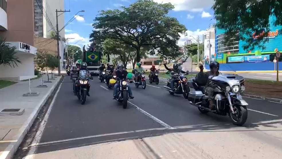 Manifestantes fazem carreata em Bauru (SP) — Foto: Cesar Culiche/TV TEM