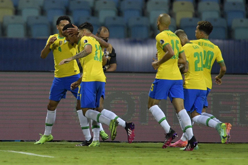 Seleção brasileira comemora gol de Éder Militão em Brasil x Equador, pela Copa América — Foto: Pedro Vilela/Getty Images