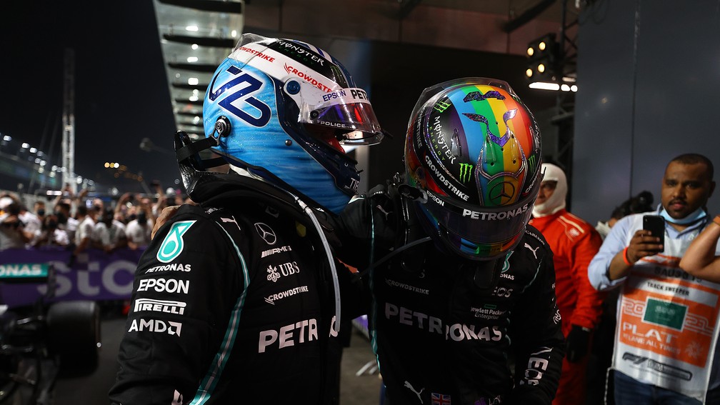 Valtteri Bottas cumprimenta Lewis Hamilton após o GP da Arábia Saudita de 2023 — Foto: Bryn Lennon/F1 via Getty Images