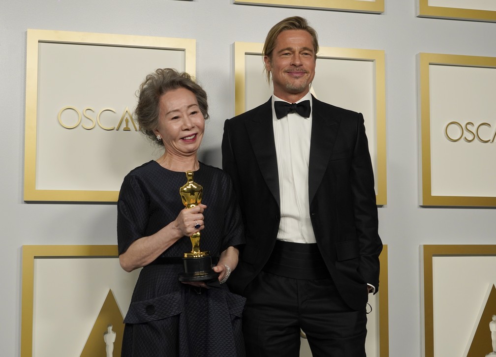 Oscar de Yuh-Jung Youn foi anunciado por Brad Pitt — Foto: AP Photo/Chris Pizzello