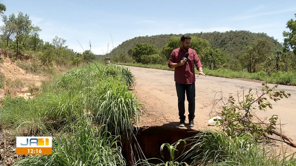 Cratera ameação invadir rodovia que é corredor da soja — Foto: Reprodução/TV Anhanugera