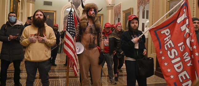 Apoiadores de Donald Trump durante invasão do Capitólio, em Washington