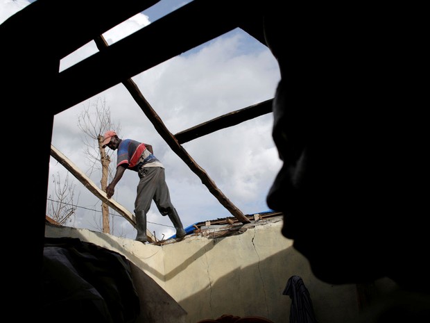 Sinais de reconstrução já são vistos em áreas mais atingidas por furacão no Haiti (Foto: Reuters/Andres Martinez Casares)
