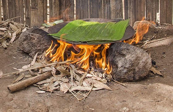 Depois do kocho tomar a forma de um pão achatado, ele é assado sobre uma placa quente, dentro de uma folha de ensete (Foto: Haroldo Castro/ÉPOCA)