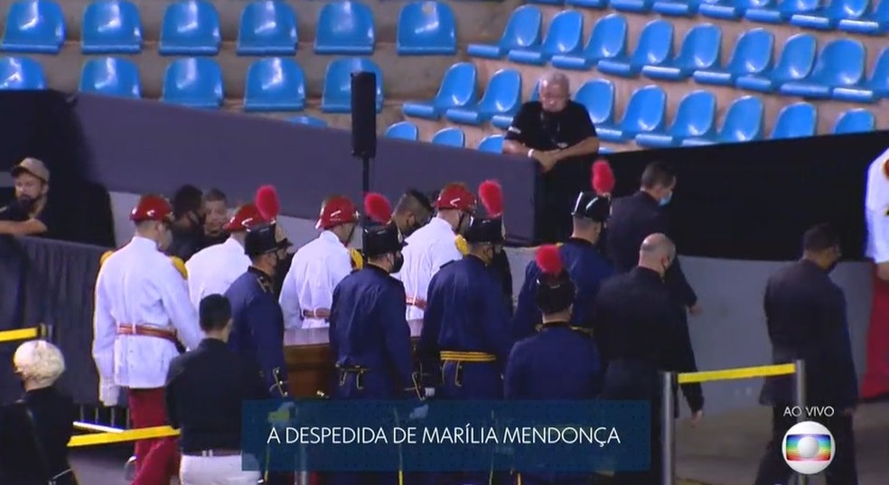 Caixão de Marília Mendonça deixando o Ginásio Goiânia Arena. — Foto: Reprodução/TV Globo