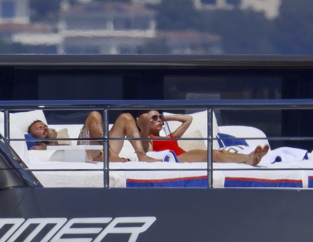 David Beckham e Victoria Beckham relaxam em passeio de iate na França (Foto: The Grosby Group)