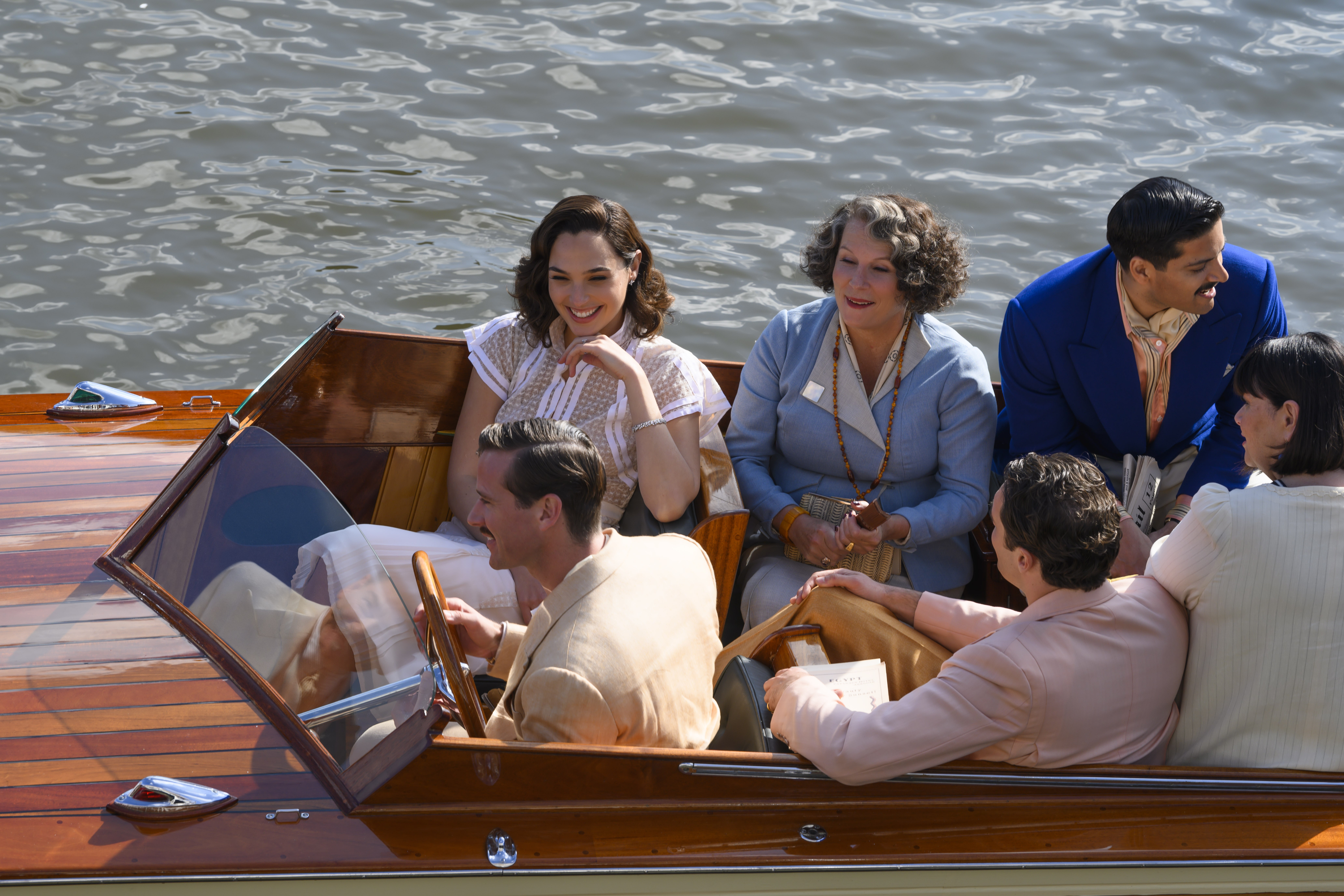 (clockwise from top left) Gal Gadot as Linnet Ridgeway, Jennifer Saunders as Marie Van Schuyler, Ali Fazal as Andrew Katchadourian, Dawn French as Bowers, Tom Bateman as Bouc and Armie Hammer as Simon Doyle in 20th Century Studios’ DEATH ON THE NILE, a my (Foto: Photo by Rob Youngson)