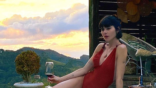 Julianne Trevisol posa de topless e bebe vinho à beira de hidromassagem em chalé