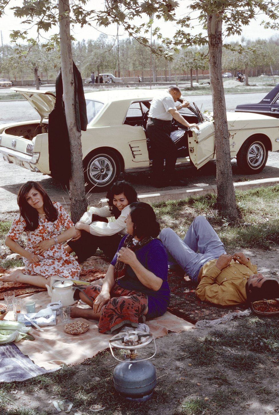 Piquenique em Teerã em 1976 (Foto: BRUNO BARBREY/ MAGNUM PHOTOS via BBC)