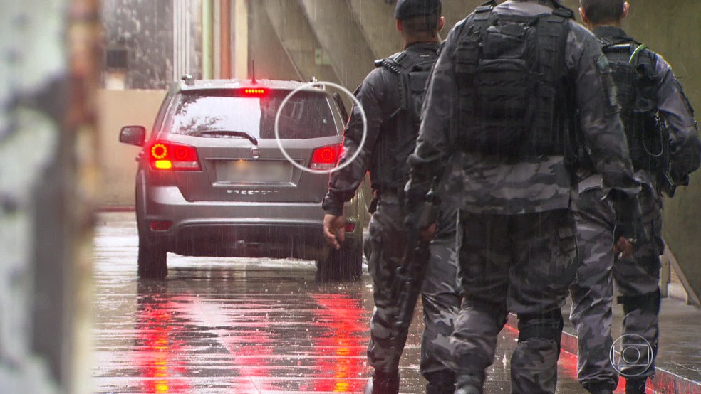 No destaque, a marca do tiro que atingiu carro em que estava a turista espanhola (Foto: Reprodução/ TV Globo)