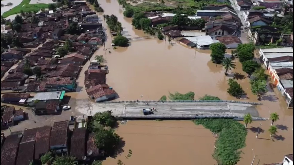 Rio transborda e alaga casas em Goiana, na Zona da Mata Norte, no domingo (29) — Foto: Reprodução/WhatsApp