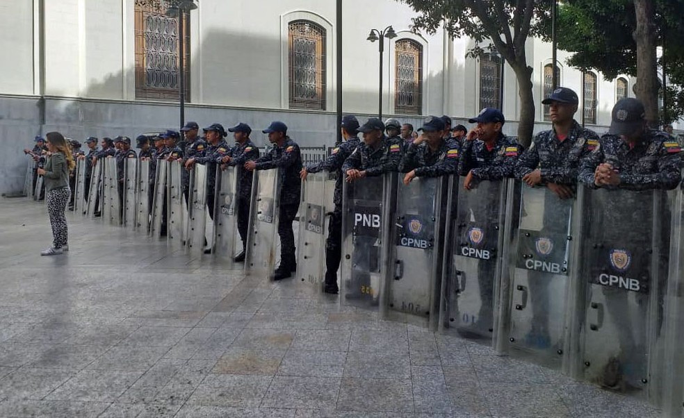 Soldados do governo de Maduro perto da Aseembleia Nacional, em foto divulgada pelo órgão de maioria opositora — Foto: Reprodução/Twitter/Assembleia Nacional da Venezuela