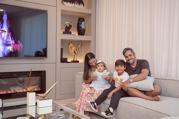 Simone, o marido Kaká Diniz, e os filhos Henry e Zaya (Foto: Nicolle Amboni)