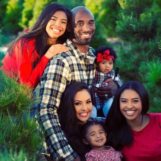 Vanessa Bryant com Kobe Bryant e as quatro filhas do casal: Gianna,Capri, Bianka e Natalia (Foto: Reprodução/Instagram)