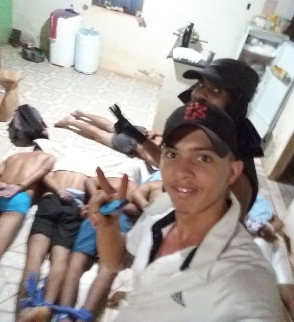 Em um dos crimes, jovem e o comparsa tiraram uma "selfie" com as vítimas amarradas.  — Foto: Divulgação/PM