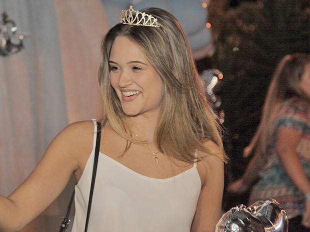 Ju Paiva ganha coroa de fãs que a chamam de princesa  (Foto: Fabiano Battaglin / Gshow)
