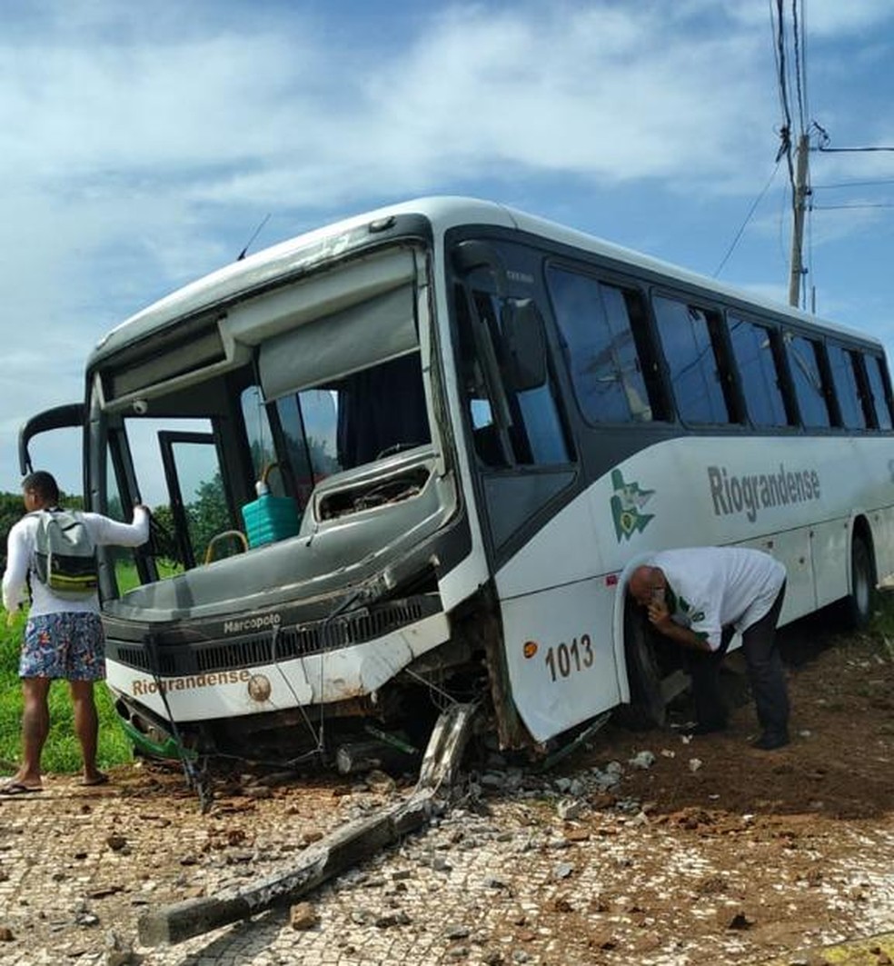 Ônibus bateu em poste e saiu da pista no caminho de TIbau do Sul — Foto: Redes Sociais