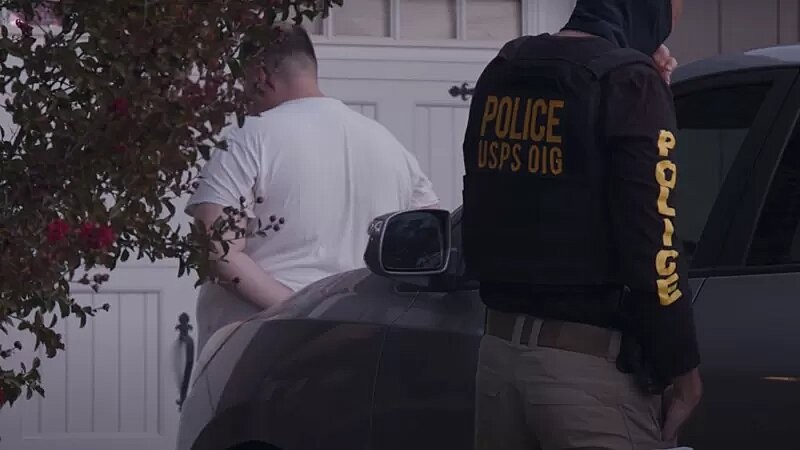 Imagem do FBI, a polícia federal americana, mostra prisão durante operação DarkHunTOR (Foto: BBC via FBI)