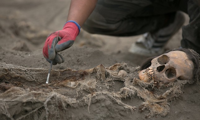 Arqueólogos encontram novo sítio de sacrifício maciço de crianças no Peru