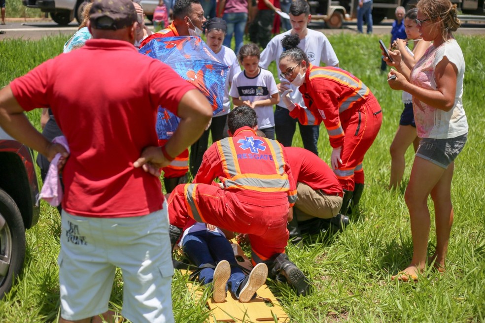 Corpo de Bombeiros prestando socorro às vítimas de acidente em Promissão (SP) — Foto: Assessoria Prefeitura de Promissão/Divulgação