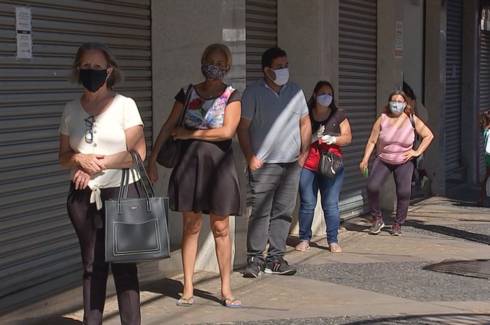 Decreto determina uso das máscaras em locais públicos e recomenda uso nas ruas em Bauru — Foto: TV TEM/Reprodução