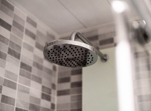 Limpeza adequada de chuveiro elétrico evita jatos tortos e gotejamentos (Foto: Unplash/CreativeCommons)