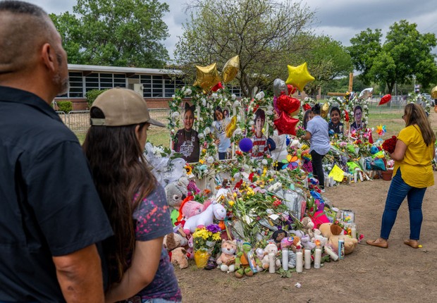 Memorial em frente à escola onde ocorreu o massacre, em Uvalde, nos Estados Unidos (Foto: Getty Images)