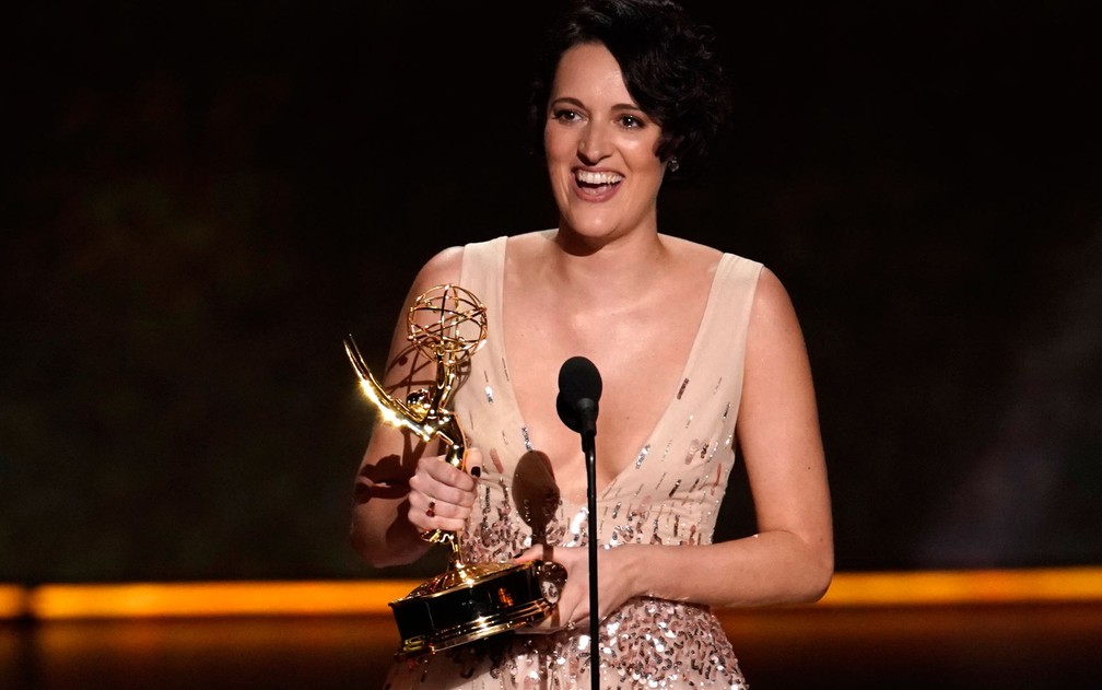 Phoebe Waller-Bridge comemora apÃ³s ganhar o prÃªmio de melhor roteiro por sÃ©rie de comÃ©dia, pelo EpisÃ³dio 1 de âFleabagâ, no 71Âº Emmy no Microsoft Theatre, em Los Angeles, no domingo (22) â Foto: Reuters/Mike Blake
