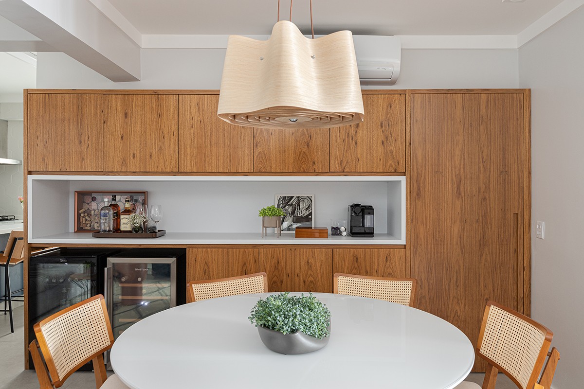 SALA DE JANTAR | Para iluminação indireta, os arquitetos apostaram em led nos armários da cozinha, da sala de jantar e na estante e painel da sala de TV (Foto: Gisele Rampazzo / Divulgação)