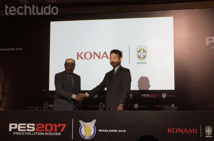 Marco Polo Del Nero, presidente da CBF, e Takayuki Kubo, da Konami nos EUA, selam a parceria. (Foto: Diego Borges/TechTudo)