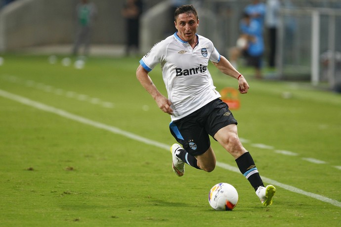 Cebolla cita cansaço por calor, mas aprova estreia no Grêmio: Muito feliz