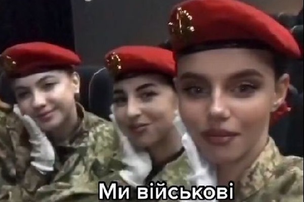 Uma das influencers ucranianas que estão fazendo sucesso nas redes sociais em meio à invasão russa (Foto: TikTok)