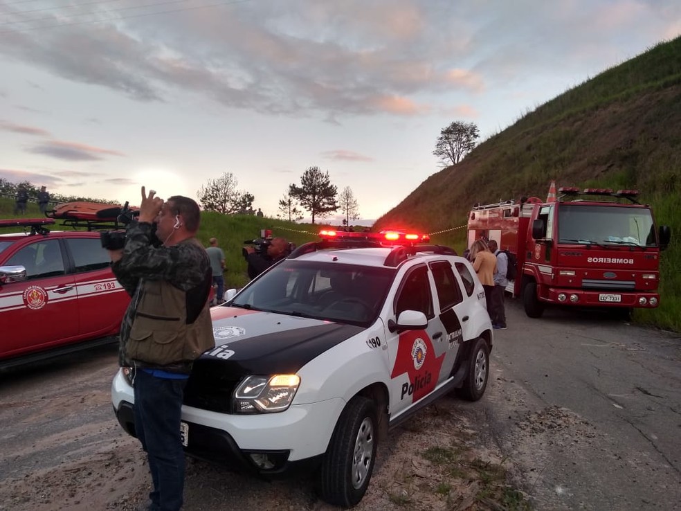Corpo de Bombeiros e Polícia isolaram área onde corpo foi encontrado na Avenida Francisco Lerário. — Foto: Mirielly de Castro/TV Diário 