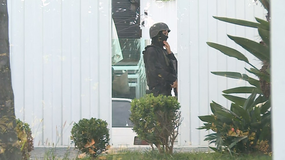 Polícia Civil cumpre mandado de prisão dentro da casa do vereador e ex-presidente da Câmara de Belo Horizonte, Wellington Magalhães (PSDC) (Foto: Reprodução/TV Globo)