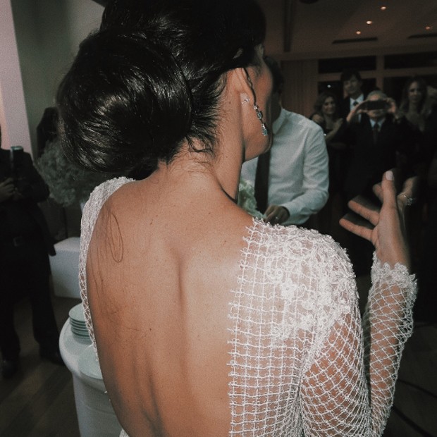 Detalhes do vestido e penteado de Lisandra Souto (Foto: Reprodução/Instagram)