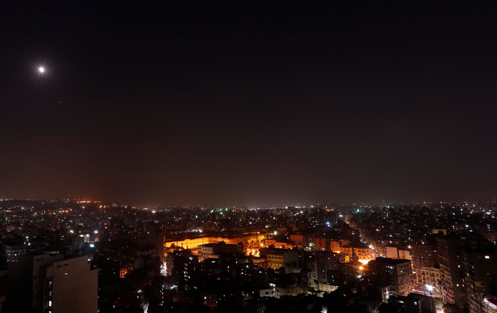 Vista geral no Cairo em noite de eclipse lunar total (Foto: Amr Abdallah Dalsh/Reuters)