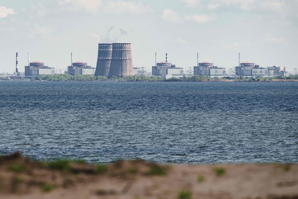 Visão geral da usina nuclear de Zaporíjia, ocupada pela Rússia, vista de Nikopol — Foto: Ed Jones / AFP