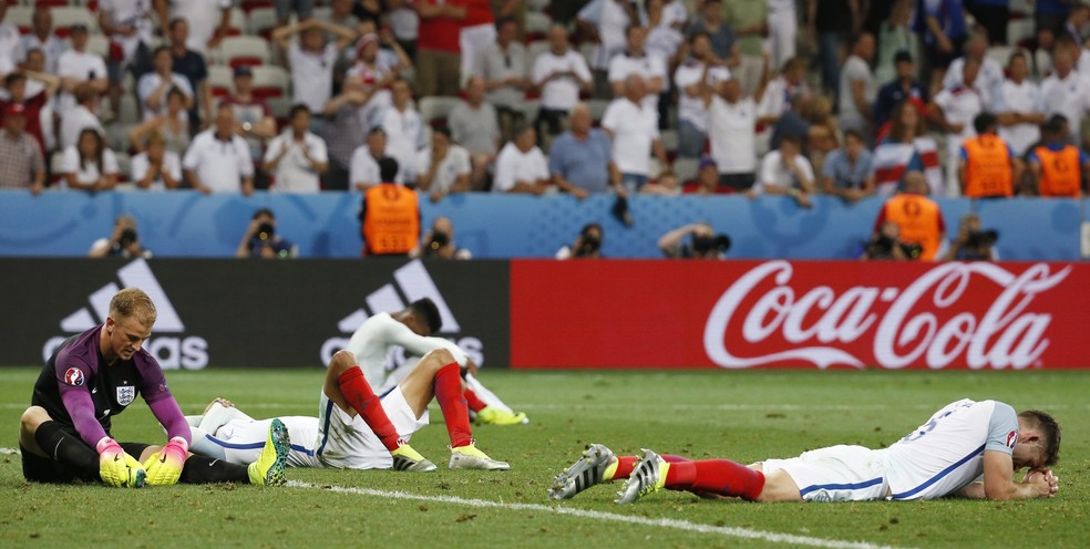 Desolação inglesa após derrota para a Islândia: mais um mata-mata sem vitória (Foto: Reuters)