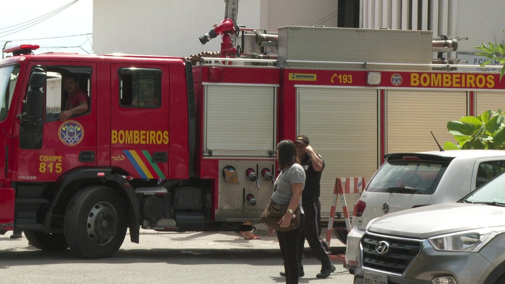 Bombeiros foram acionados para incêndio no Hospital Oswaldo Cruz, no Centro do Recife — Foto: Reprodução/TV Globo