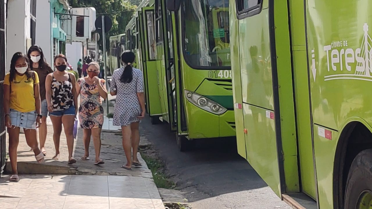 Passageiros relatam falta de ônibus em Teresina; sindicato diz que apenas 30% da frota circulou nesta segunda (24)