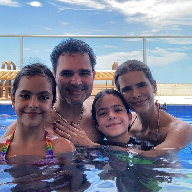 Luciano Camargo com a família (Foto: Reprodução/Instagram)