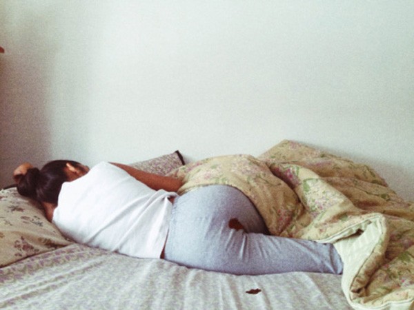 Rupi Kaur na série sobre menstruação que foi censurada pelo Instagram (Foto: Rupi Kaur/Divulgação)