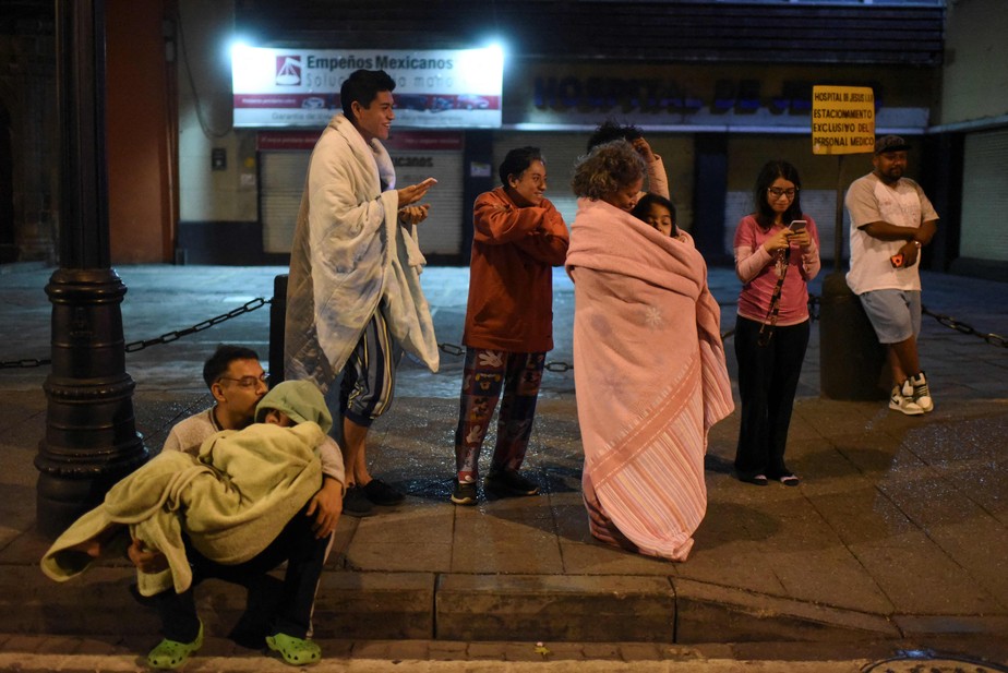 Na Cidade do México, moradores foram pegos de surpresa pelo tremos, no meio da noite, e correram para as ruas