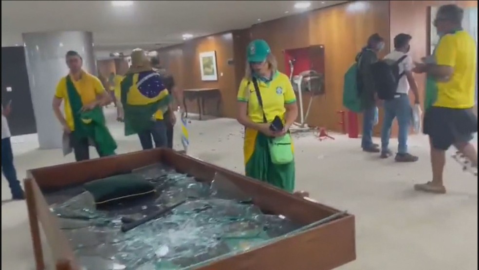 Vidros quebrados no Palácio no Planalto  — Foto: Reprodução Globonews