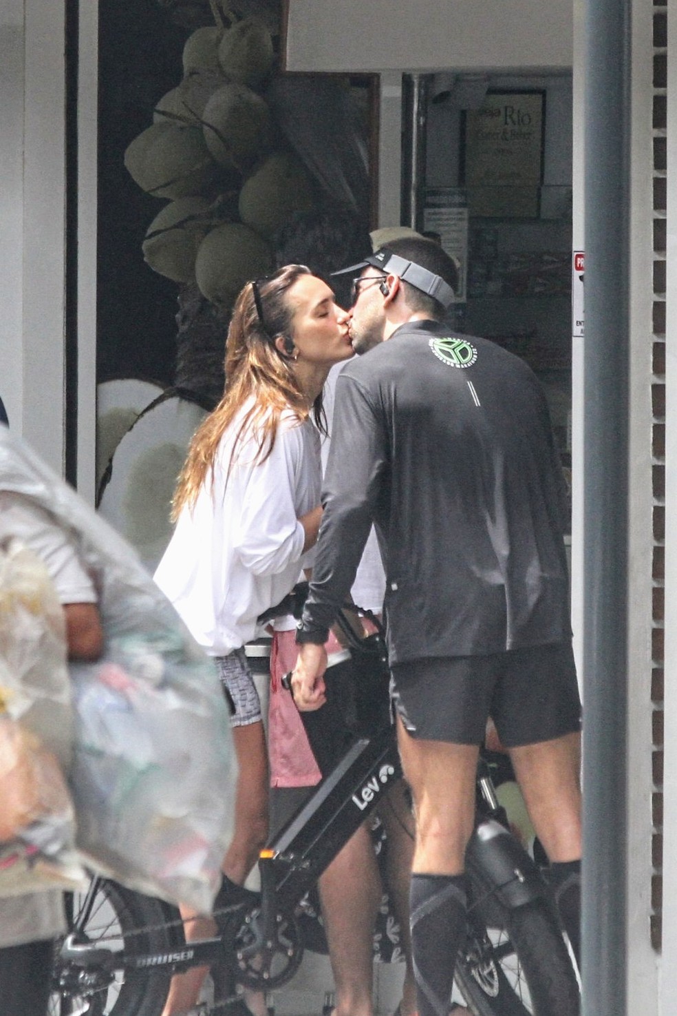 Rafa Kalimann beija novo affair — Foto: Daniel Delmiro/ AgNews